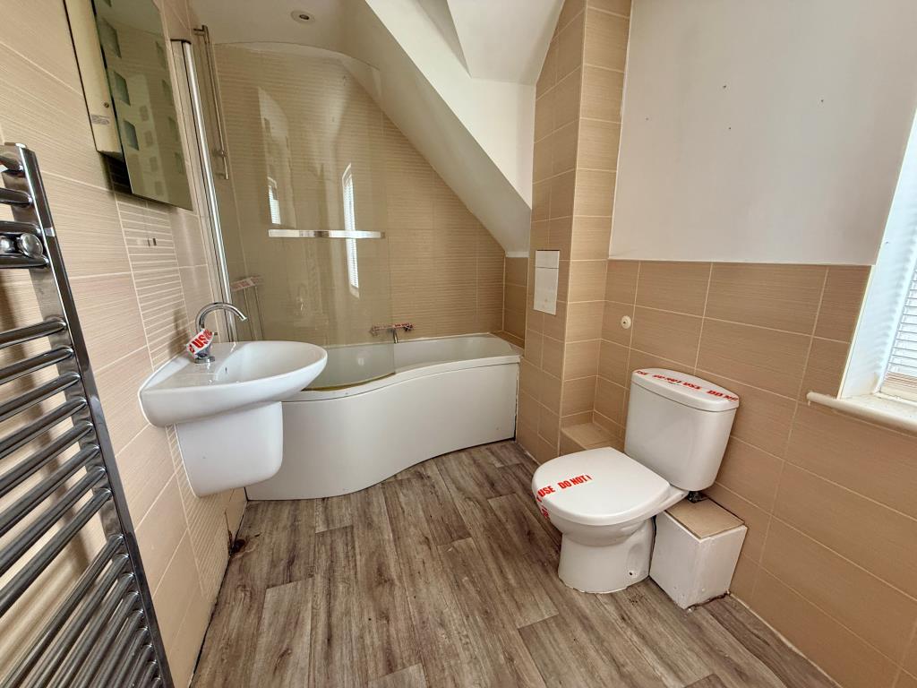 Lot: 67 - THREE-BEDROOM TERRACE HOUSE - Bathroom with W.C.